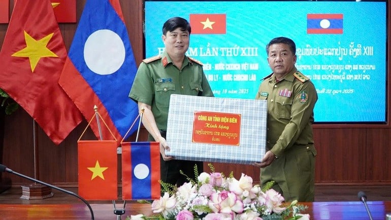 dai-ta-vu-van-dau-giam-doc-cong-an-tinh-dien-bien-tang-may-vi-tinh-cho-cong-an-tinh-xay-nha-bu-ly.jpg