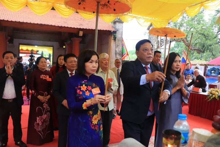 pho-chu-tich-uy-ban-nhan-dan-tinh-phu-tho-phung-thi-kim-nga-va-cac-dai-bieu-dang-huong.jpg