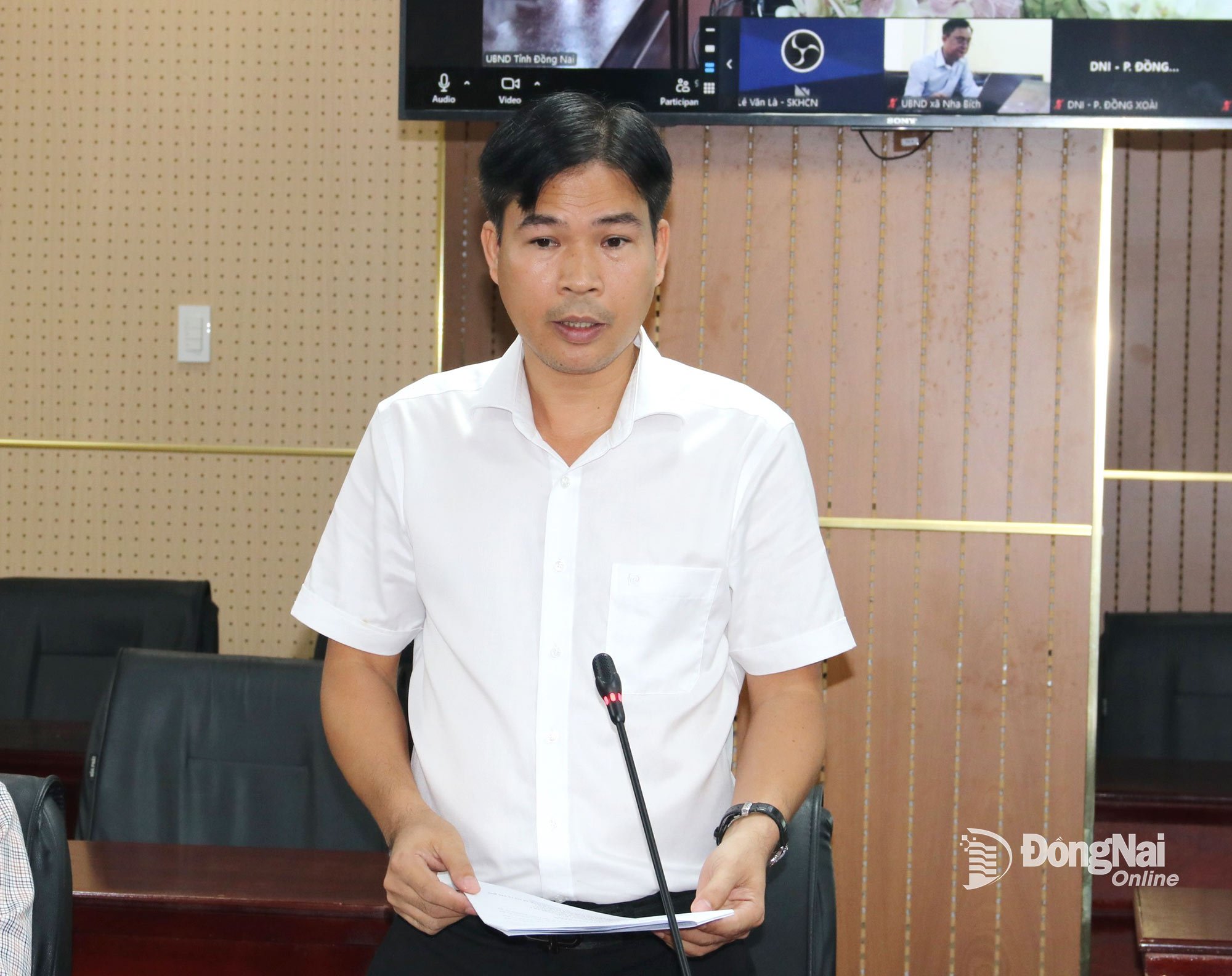 동나이 토지기금개발센터 부소장 팜꽝딘(Pham Quang Dinh) 씨가 프로젝트 부지 정리 진행 상황을 보고했습니다. 사진: 부옹 테(Vuong The) 