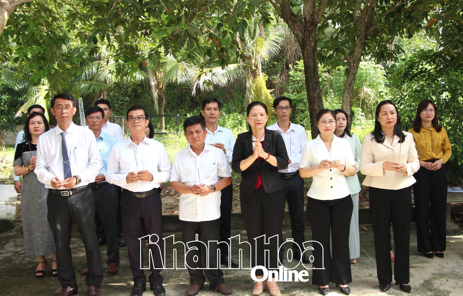 ບັນດາ​ຜູ້​ແທນ​ເຂົ້າ​ຮ່ວມ​ພິທີ​ຖະຫວາຍ​ທູບ​ທຽນ​ອາ​ໄລ​ຫາ​ຢູ່​ຖານ​ທີ່​ໝັ້ນ​ປະຕິວັດ​ດົງ​ບ໋າຍ.
