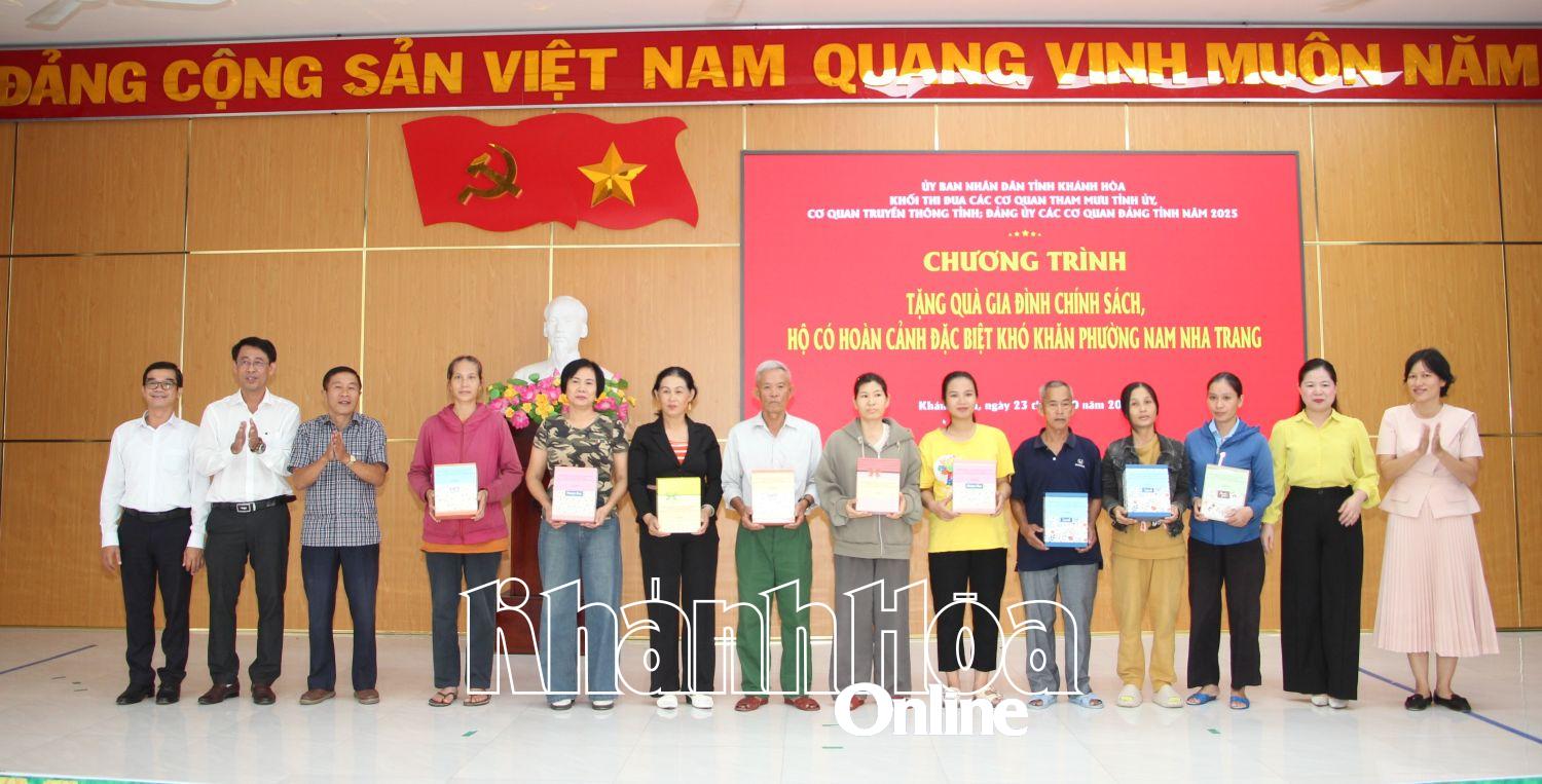 ບັນດາ​ຜູ້​ແທນ​ໄດ້​ມອບ​ຂອງຂວັນ​ໃຫ້​ບັນດາ​ຄອບຄົວ​ນະ​ໂຍບາຍ ​ແລະ ບັນດາ​ຄອບຄົວ​ປະສົບ​ກັບ​ຄວາມ​ຫຍຸ້ງຍາກ​ເປັນ​ພິ​ເສດ​ຢູ່​ຕາ​ແສງ ນາມ​ແຢງ.