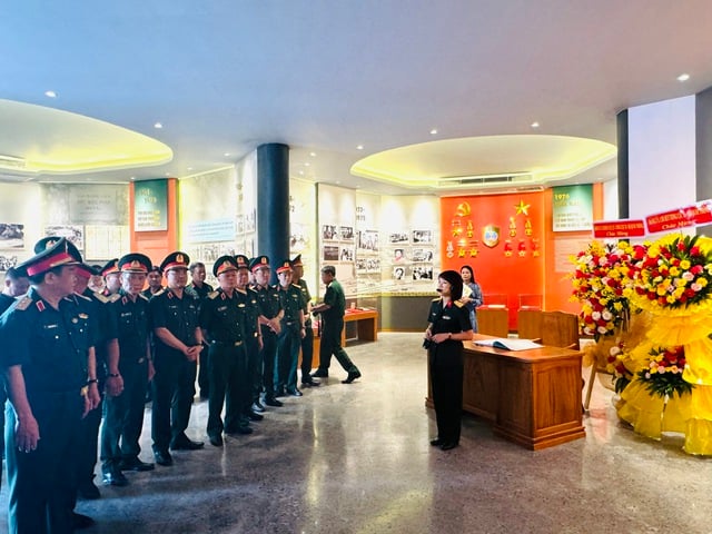 Närbild av minnesplatsen för underrättelseofficeren Pham Xuan An, värd mer än 11 miljarder VND - Foto 8. Cận cảnh khu tưởng niệm nhà tình báo Phạm Xuân Ẩn hơn 11 tỉ đồng- Ảnh 8.