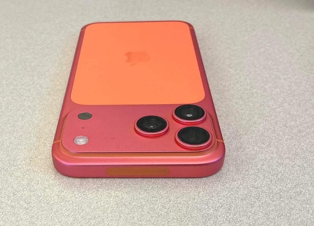 Hàng loạt iPhone 17 Pro Max cam vũ trụ bị đổi màu - 2