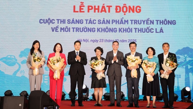សមាជិកនៃគណៈកម្មការប្រកួតប្រជែង។