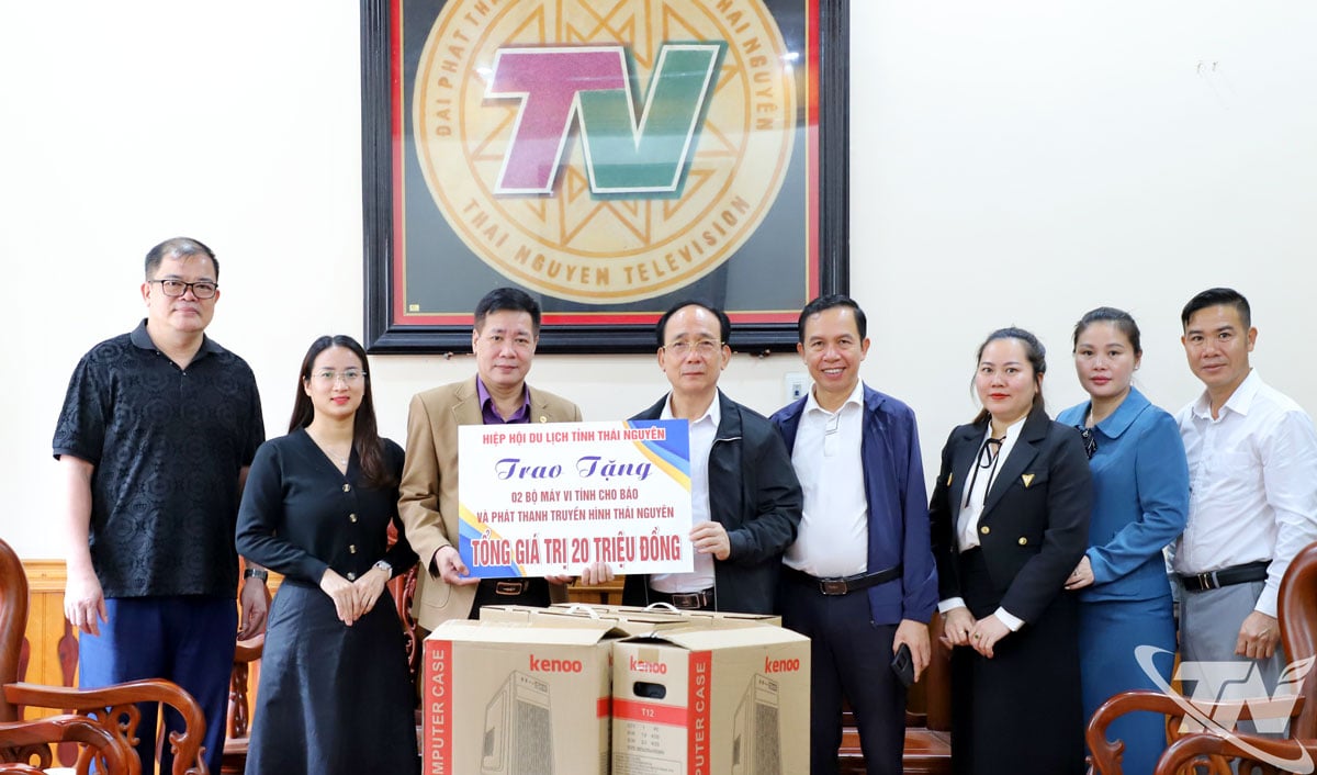 Die Thai Nguyen Tourism Association überreichte zwei Computersätze zur Unterstützung der Zeitung, des Radios und des Fernsehens von Thai Nguyen