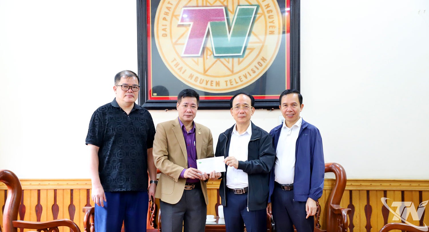 3 Millionen VND wurden zur Unterstützung eines Mitarbeiters der Zeitung Thai Nguyen sowie von Radio und Fernsehen vergeben, der bei der Reaktion auf und Bewältigung der Folgen von Überschwemmungen bei der Agentur verletzt wurde.