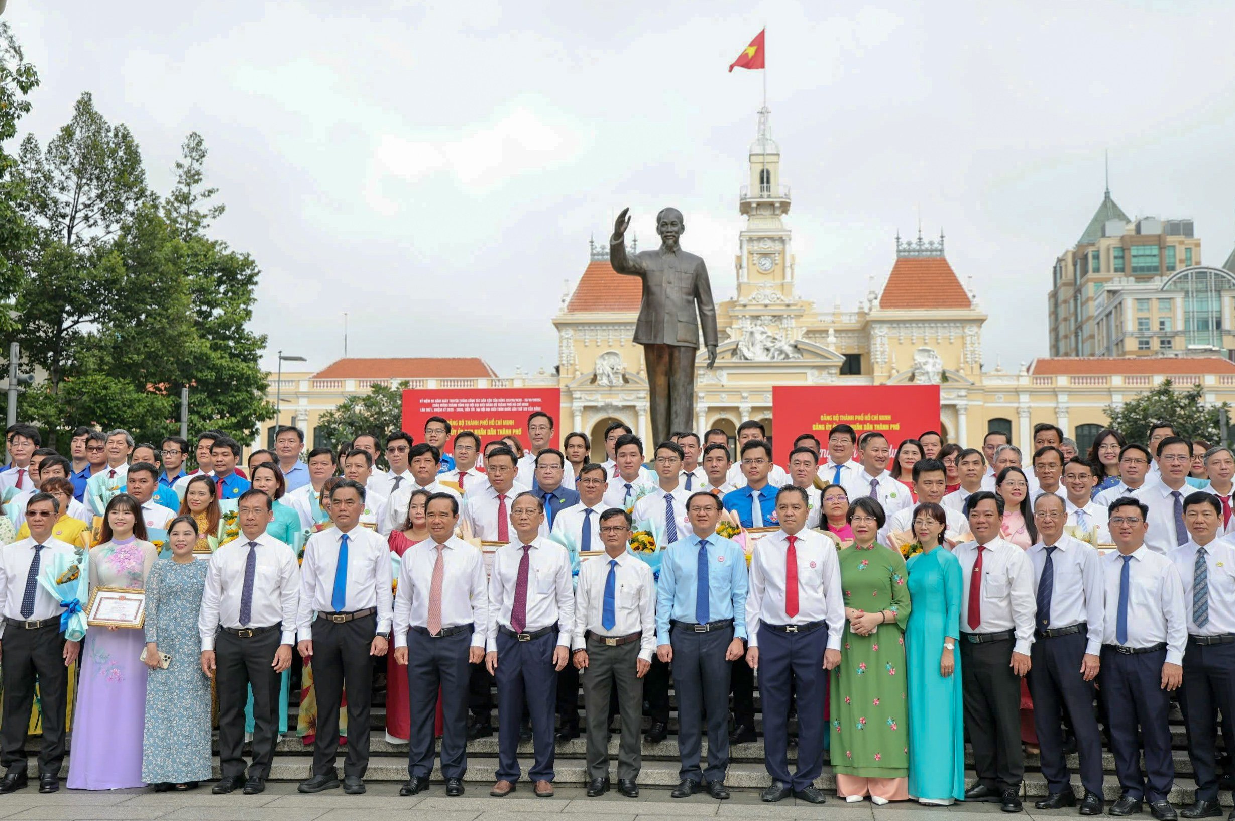 Das Parteikomitee von Ho-Chi-Minh-Stadt lobte 40 Kollektive und 55 Einzelpersonen für ihre vorbildliche Leistung bei der Massenmobilisierung – Foto 1.