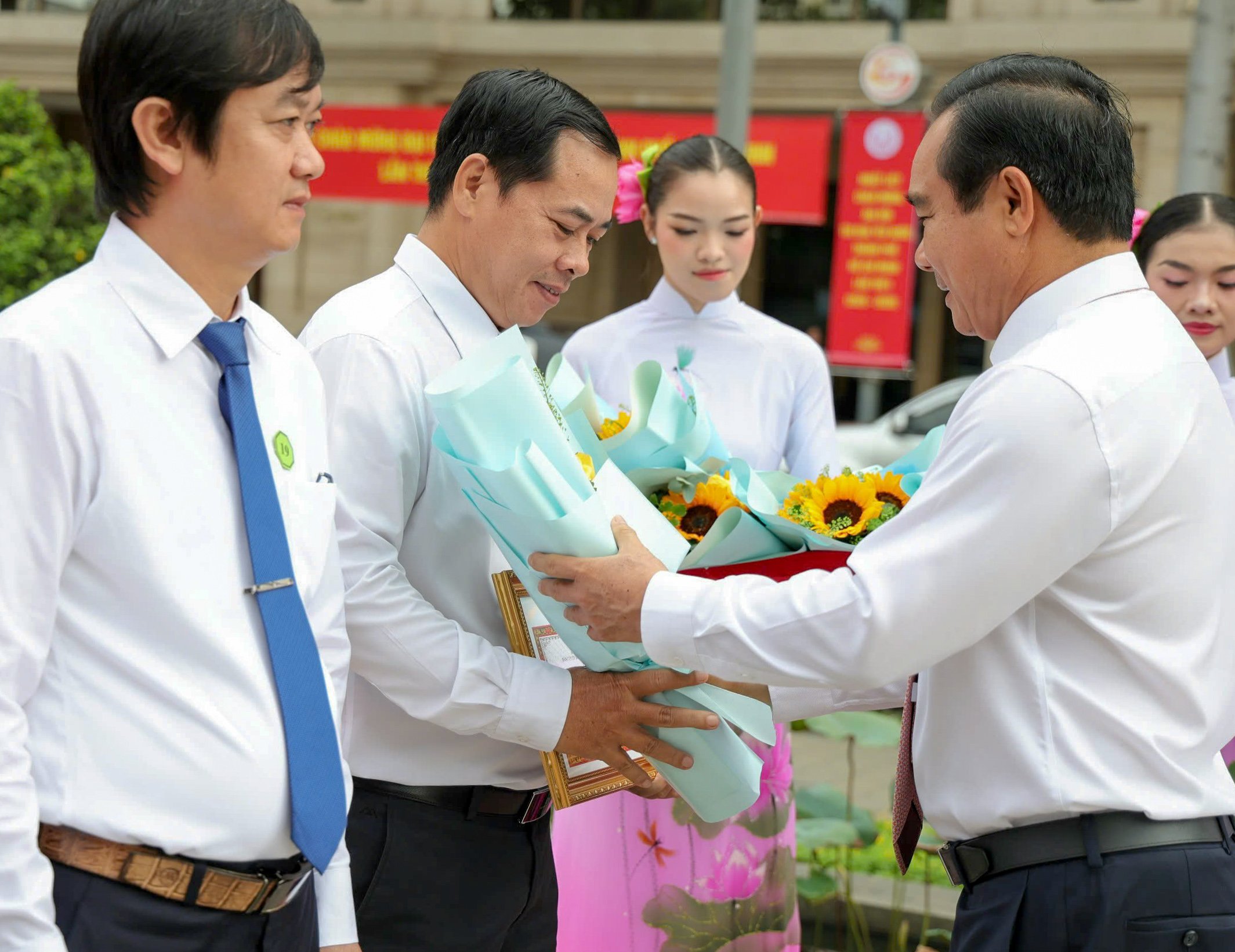 Das Parteikomitee von Ho-Chi-Minh-Stadt lobte 40 Kollektive und 55 Einzelpersonen für ihre vorbildliche Leistung bei der Massenmobilisierung – Foto 2.
