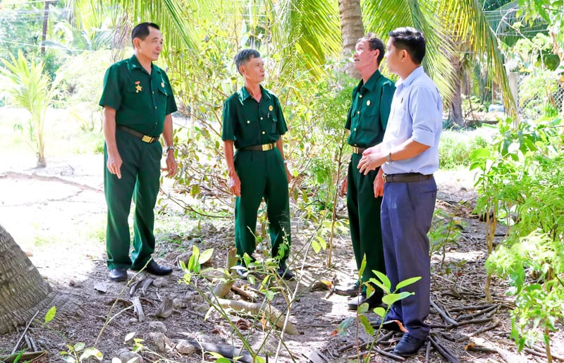 អតីតយុទ្ធជននៃវួដ Long Duc ផ្លាស់ប្តូរបច្ចេកទេសថែទាំដូងក្រមួន។   