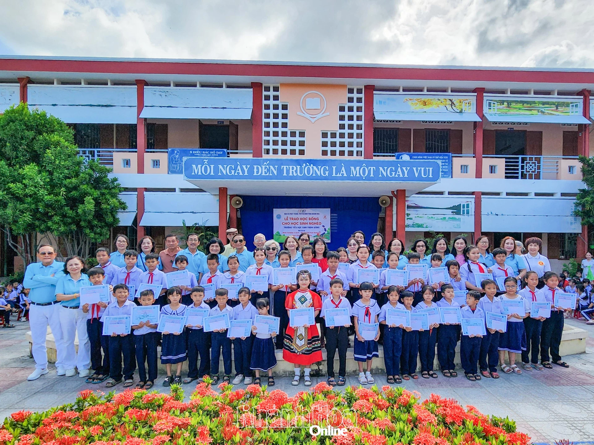 សិស្សសាលាបឋមសិក្សា Cam Thinh Dong ទទួលអាហារូបករណ៍ពីកម្មវិធី។