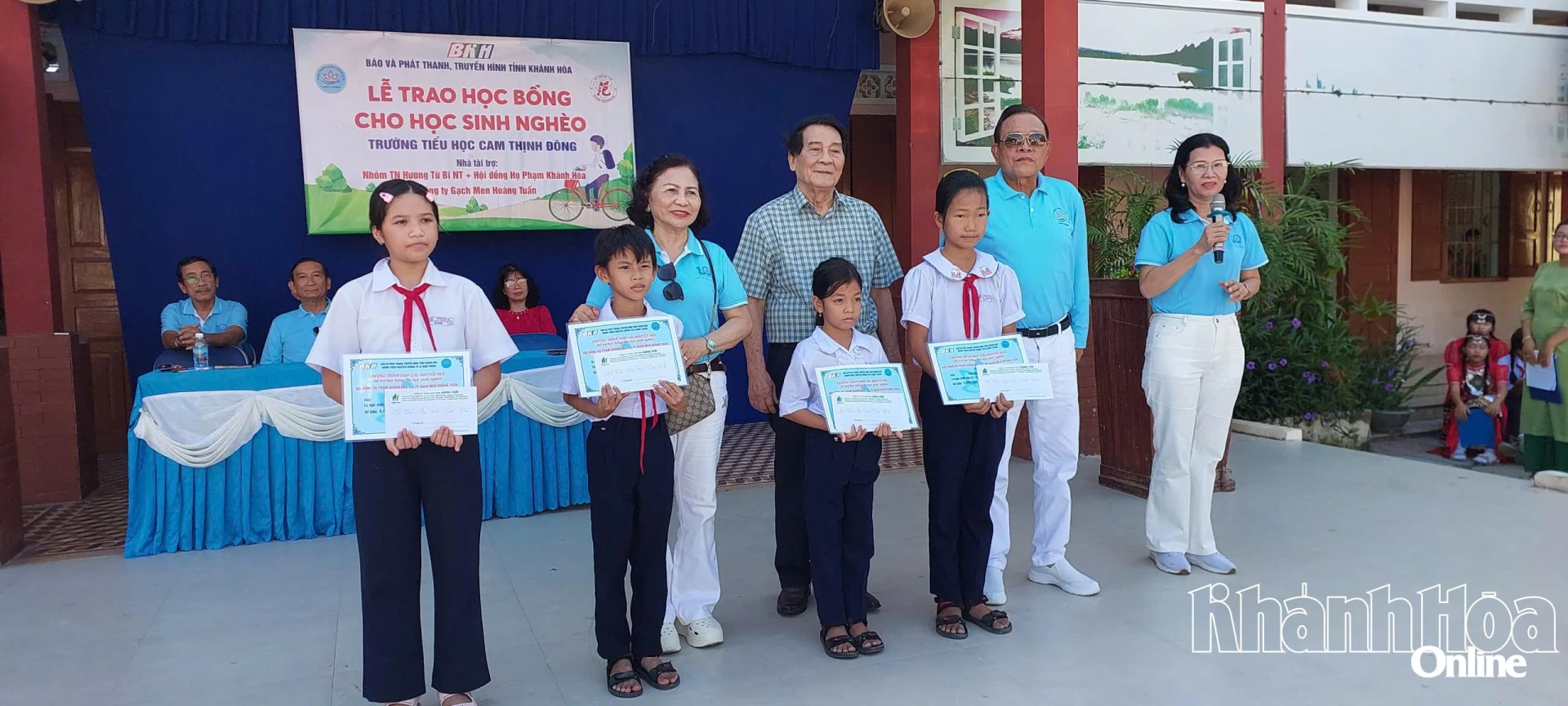 ផ្តល់​អាហារូបករណ៍​ដល់​សិស្ស​៤​នាក់​ដែលមាន​ស្ថានភាព​លំបាក​ពិសេស និង​កុមារកំព្រា។