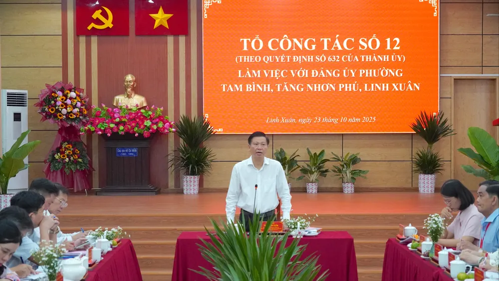 សមមិត្ត Tran Van Tuan ជាប្រធានក្រុមការងារលេខ១២ ត្រួតពិនិត្យវួដ Linh Xuan, Tam Binh និង Tang Nhon Phu។