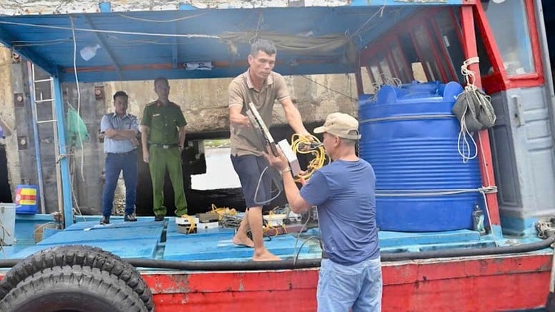 Vervolging van 13 vissersboten die volgapparatuur verwijderden om illegaal te vissen - Foto 1. Khởi tố vụ án 13 tàu cá tháo thiết bị giám sát hành trình để khai thác trái phép- Ảnh 1.