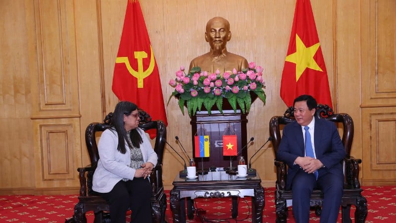 សមមិត្ត Nguyen Xuan Thang និងលោកស្រី Tataina Pugh Moreno ក្នុងសម័យប្រជុំ។
