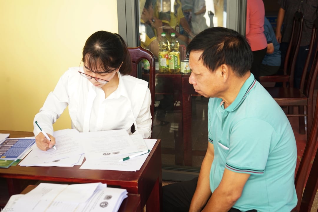 Người nhận lương hưu được hỗ trợ mở tài khoản ATM. (Ảnh minh họa)