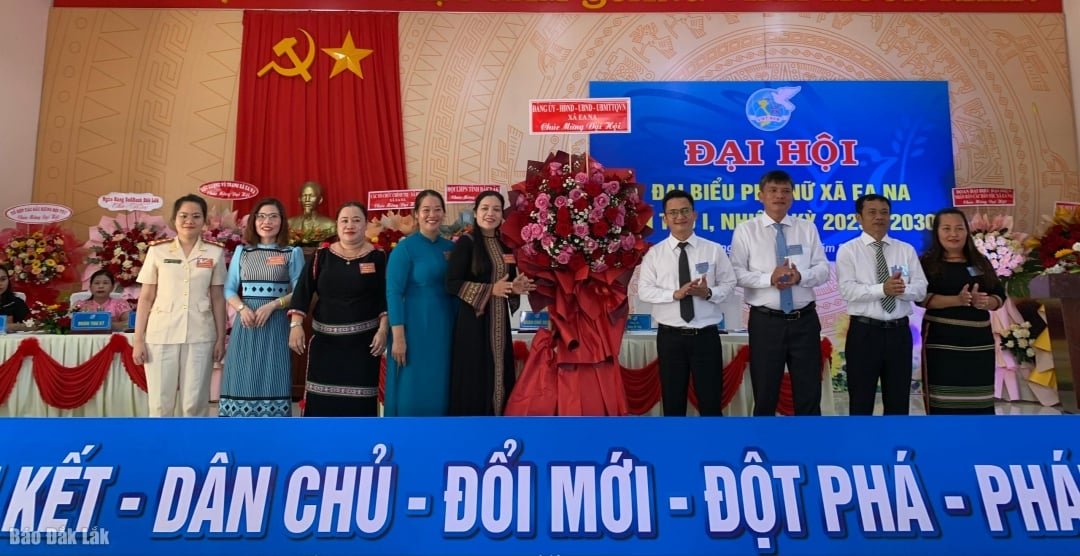 Secretarul partidului, Dinh Thanh Tuan, a oferit flori pentru a felicita congresul.