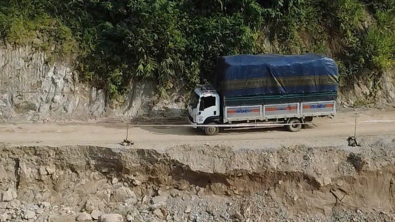 Reparo urgente de deslizamento de terra na estrada que liga a Rodovia Nacional 32 com a Via Expressa Noi Bai - Lao Cai - Foto 1. Khẩn cấp khắc phục sạt lở tuyến đường nối QL32 với cao tốc Nội Bài - Lào Cai- Ảnh 1.