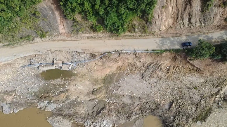 Reparo urgente de deslizamento de terra na estrada que liga a Rodovia Nacional 32 com a Via Expressa Noi Bai - Lao Cai - Foto 2. Khẩn cấp khắc phục sạt lở tuyến đường nối QL32 với cao tốc Nội Bài - Lào Cai- Ảnh 2.