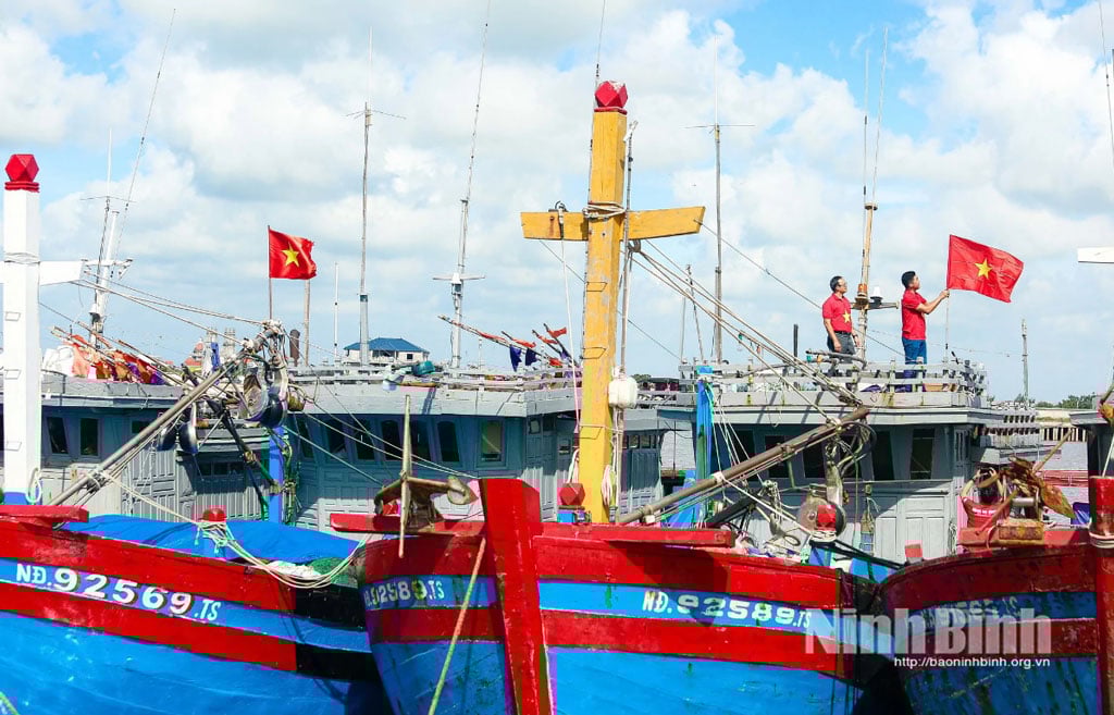 Los pescadores de la comuna de Hai Thinh se preparan para hacerse a la mar.