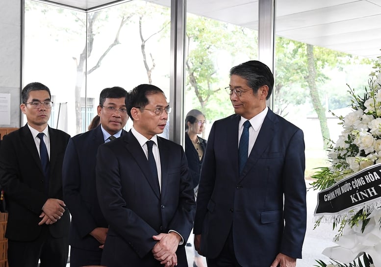 O vice-primeiro-ministro Bui Thanh Son visita o ex-primeiro-ministro japonês Murayama Tomoiichi - Foto 1. Phó Thủ tướng Bùi Thanh Sơn viếng nguyên Thủ tướng Nhật Bản Murayama Tomoiichi- Ảnh 1.