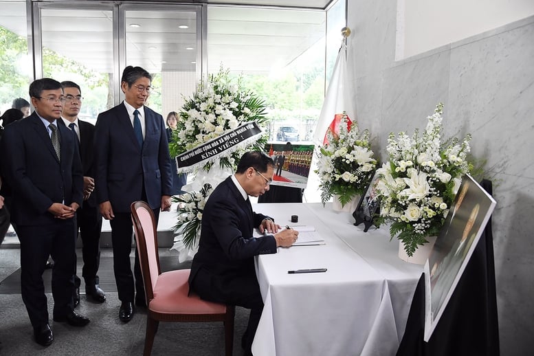 O vice-primeiro-ministro Bui Thanh Son visita o ex-primeiro-ministro japonês Murayama Tomoiichi - Foto 2. Phó Thủ tướng Bùi Thanh Sơn viếng nguyên Thủ tướng Nhật Bản Murayama Tomoiichi- Ảnh 2.