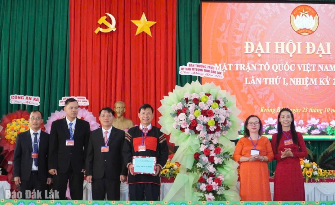 Die Führer des Komitees der Vietnamesischen Vaterländischen Front der Provinz überreichten Blumen, um dem Kongress zu gratulieren.