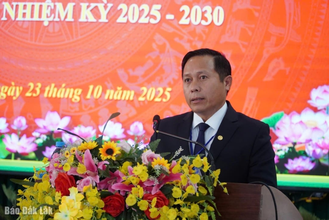 Der Sekretär des Parteikomitees der Gemeinde Krong Buk, Hoang Kien Cuong, sprach auf dem Kongress.