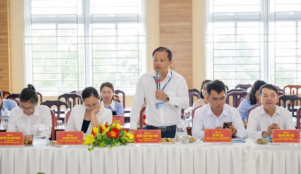 Đồng chí Huỳnh Văn Phạm Hồng, Phó Bí thư Đảng ủy, Chủ tịch UBND xã Hưng Long đóng góp ý kiến tại hội nghị.jpg