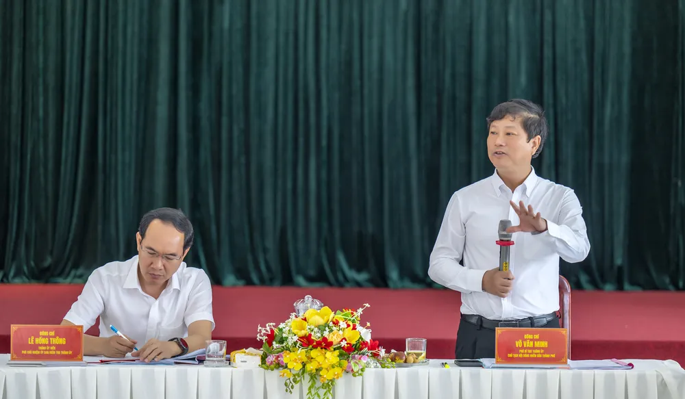 Đồng chí Võ Văn Minh, Chủ tịch HĐND TPHCM phát biểu kết luận hội nghị làm việc với hai xã Bình Chánh và Hưng Long 2.jpg