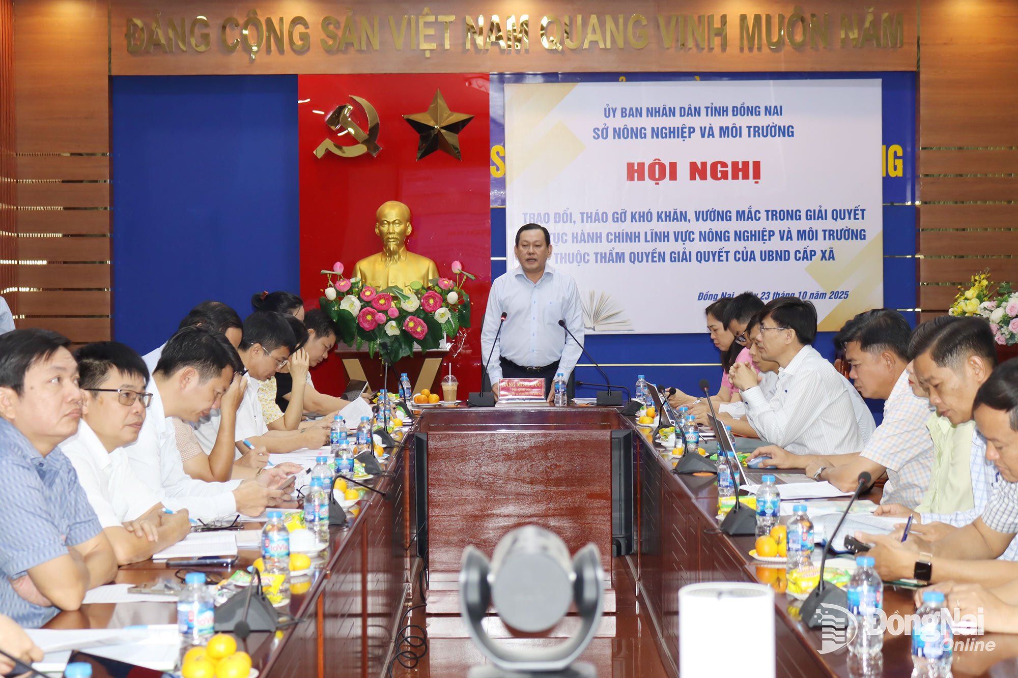 Dang Minh Duc, stellvertretender Direktor des Ministeriums für Landwirtschaft und Umwelt der Provinz Dong Nai, hielt auf der Konferenz eine Rede. Foto: Hoang Loc 