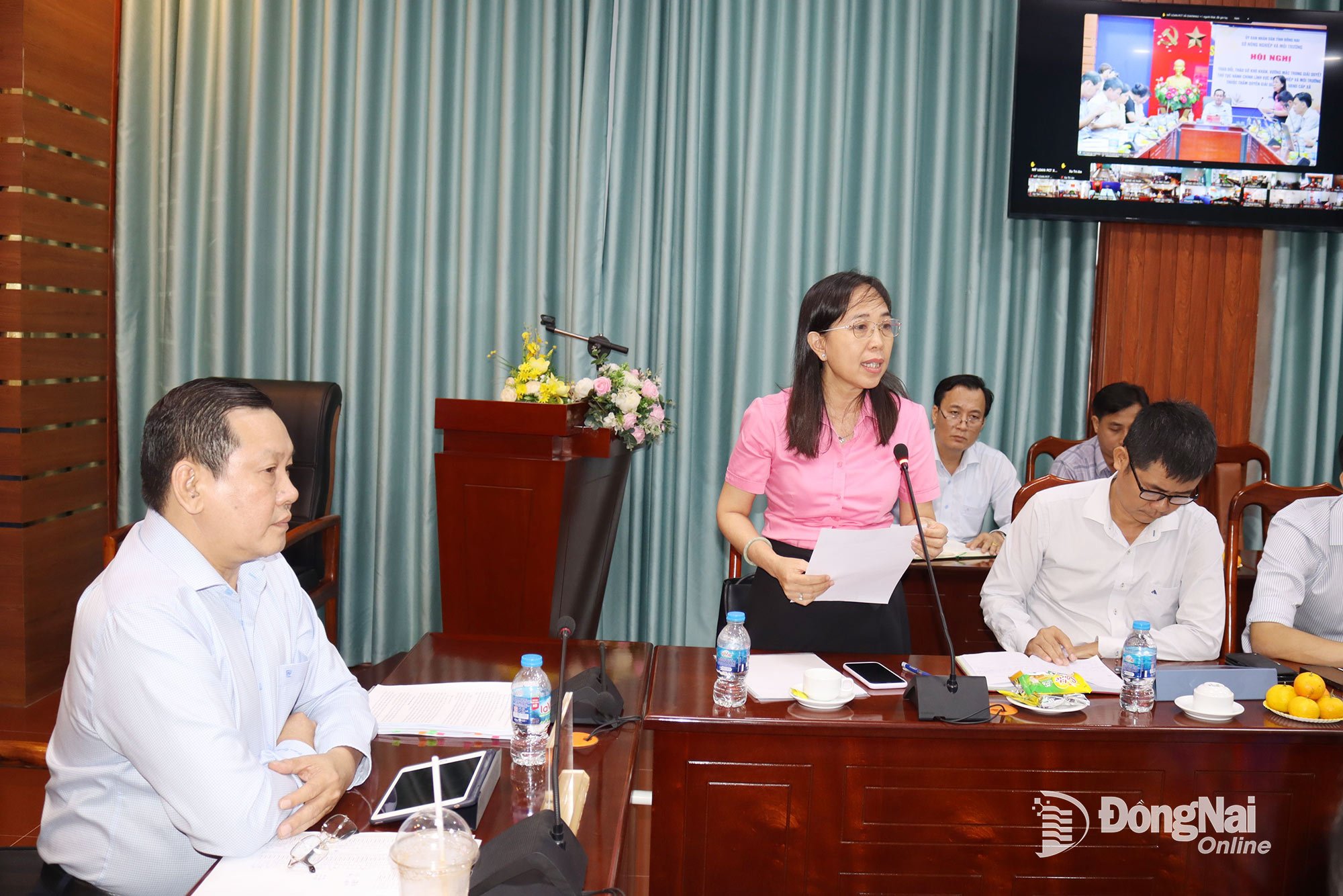 Frau Nguyen Thi Thanh Thao, stellvertretende Direktorin des Servicezentrums für öffentliche Verwaltung der Provinz Dong Nai, erläuterte Verwaltungsverfahren über das Portal für öffentliche Dienste. Foto: Hoang Loc 