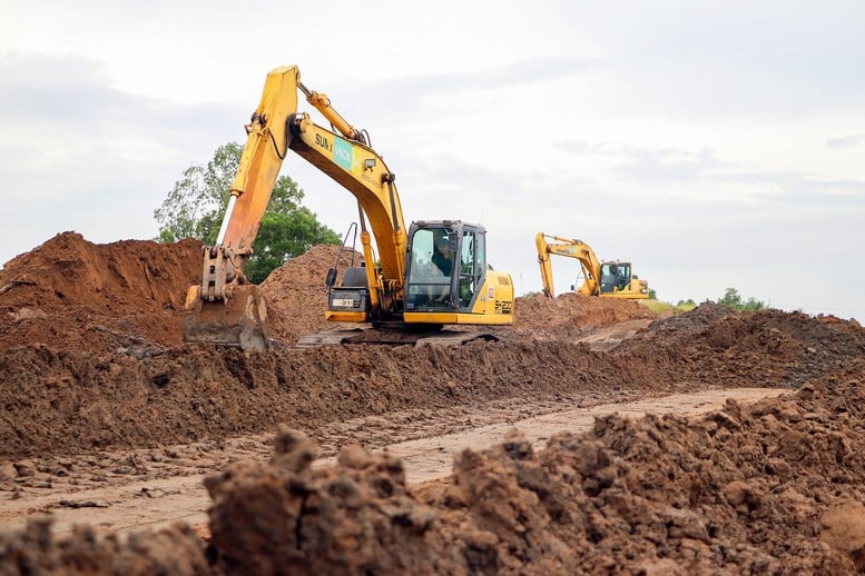 L'autoroute Can Tho-Ca Mau est en retard, le ministère de la Construction demande un transfert urgent de volume - Photo 1. Cao tốc Cần Thơ-Cà Mau chậm tiến độ, Bộ Xây dựng yêu cầu điều chuyển khối lượng gấp- Ảnh 1.
