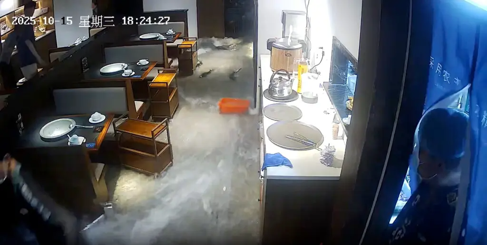 Bể cá khổng lồ vỡ tung, nhà hàng ngập nước và đàn cá sống bơi khắp sàn - 1