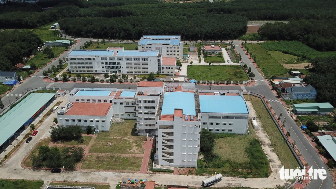 Nahaufnahme des verlassenen Krankenhauses in Binh Duong, das auf die Übergabe an Ho-Chi-Minh-Stadt wartet – Foto 1. bệnh viện bỏ hoang - Ảnh 1.