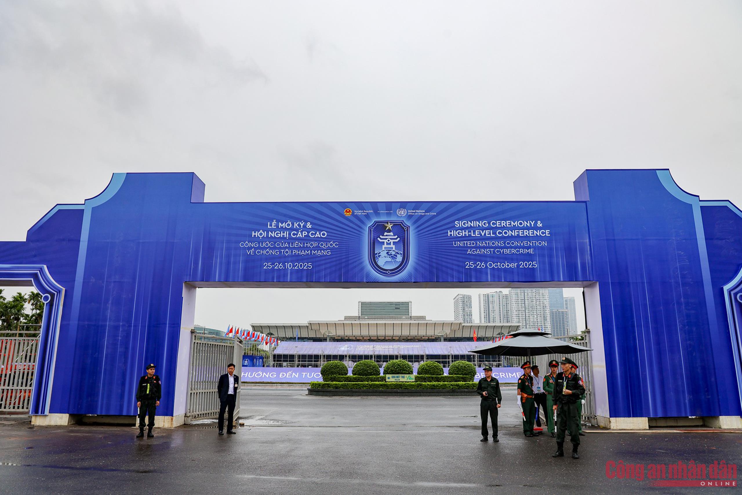 Polícia de Hanói orienta o trânsito para a cerimônia de assinatura da Convenção de Hanói -0