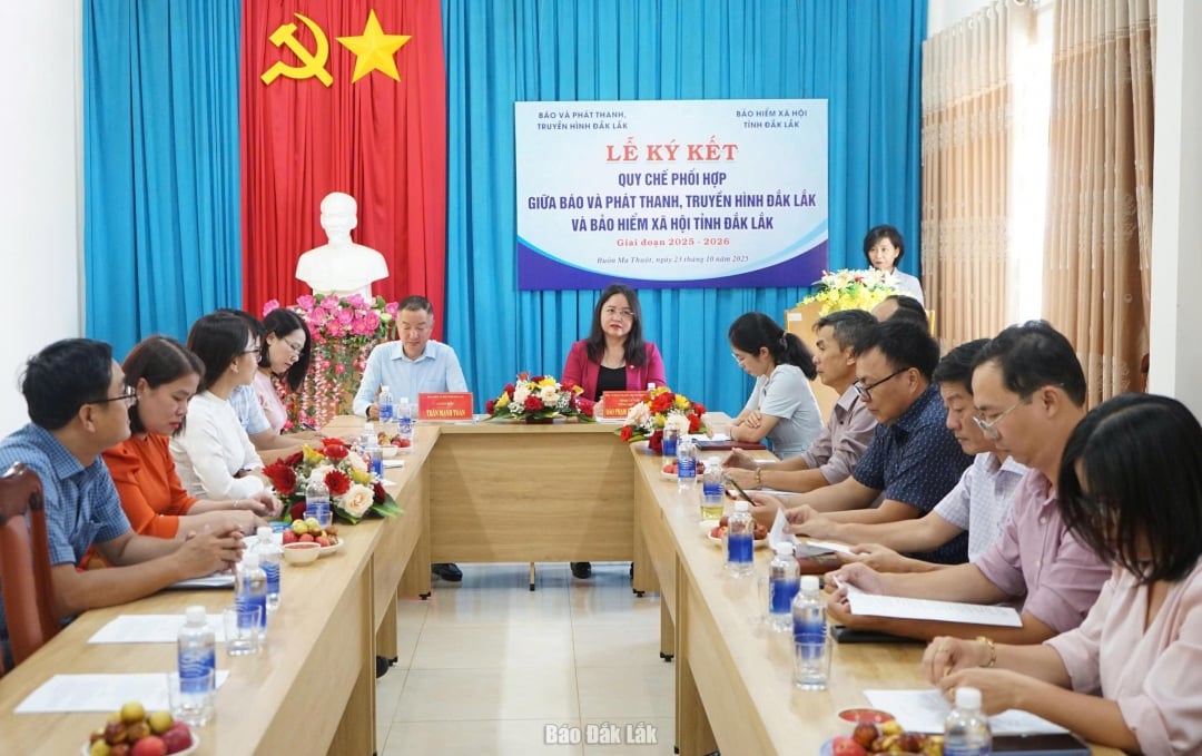 គណៈប្រតិភូចូលរួមពិធីចុះហត្ថលេខាលើកិច្ចសហប្រតិបត្តិការឃោសនា។
