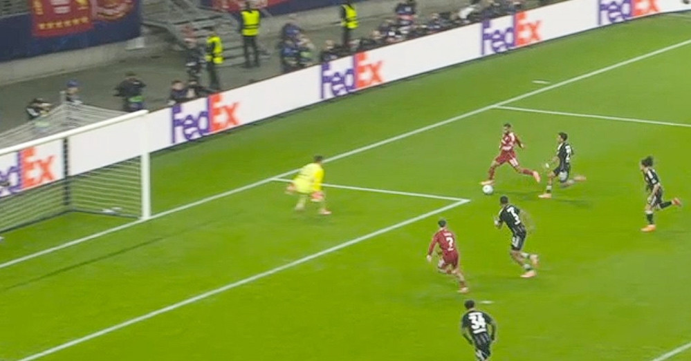 Fan Liverpool phẫn nộ với pha bóng ích kỷ của Salah