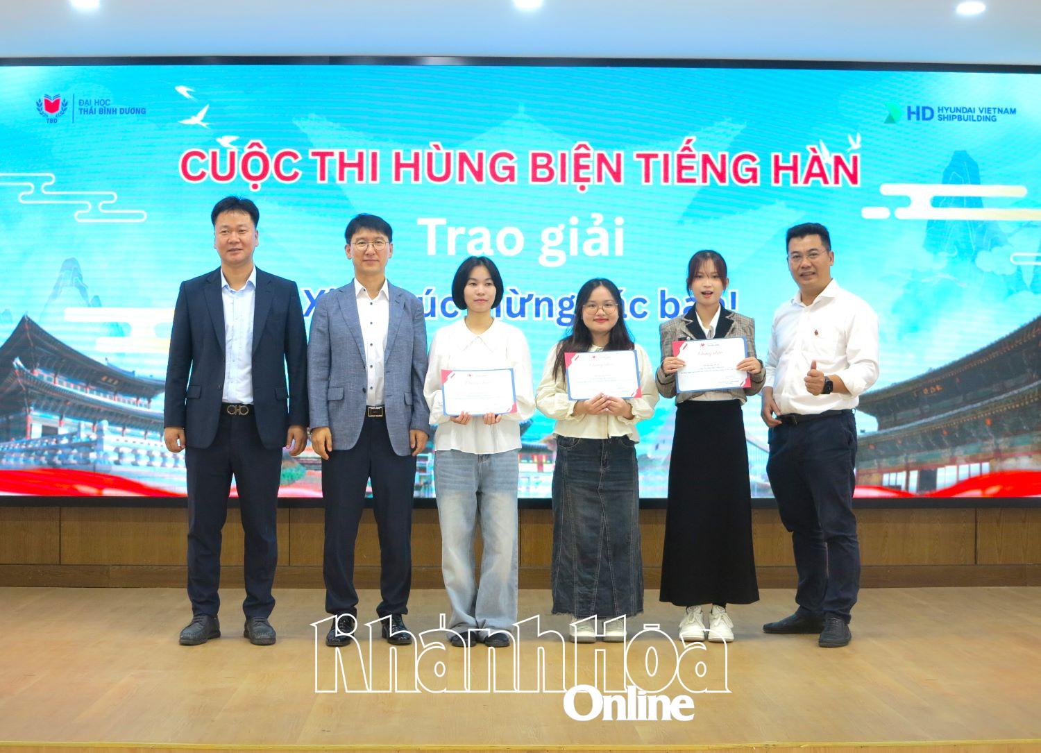 The program organizers awarded prizes to contestants at the Korean Speech Contest.