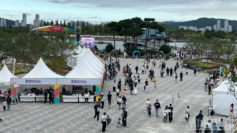 Med temat ”Sejong, att omfamna det koreanska språket” äger Sejong Hangeul-festivalen 2025 rum i Sejong Lake Park. (Foto: ANH TUAN)
