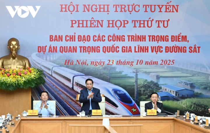 Le Premier ministre Pham Minh Chinh, chef du Comité de pilotage des travaux clés et des projets nationaux importants dans le secteur ferroviaire, a présidé la 4e réunion du Comité de pilotage.