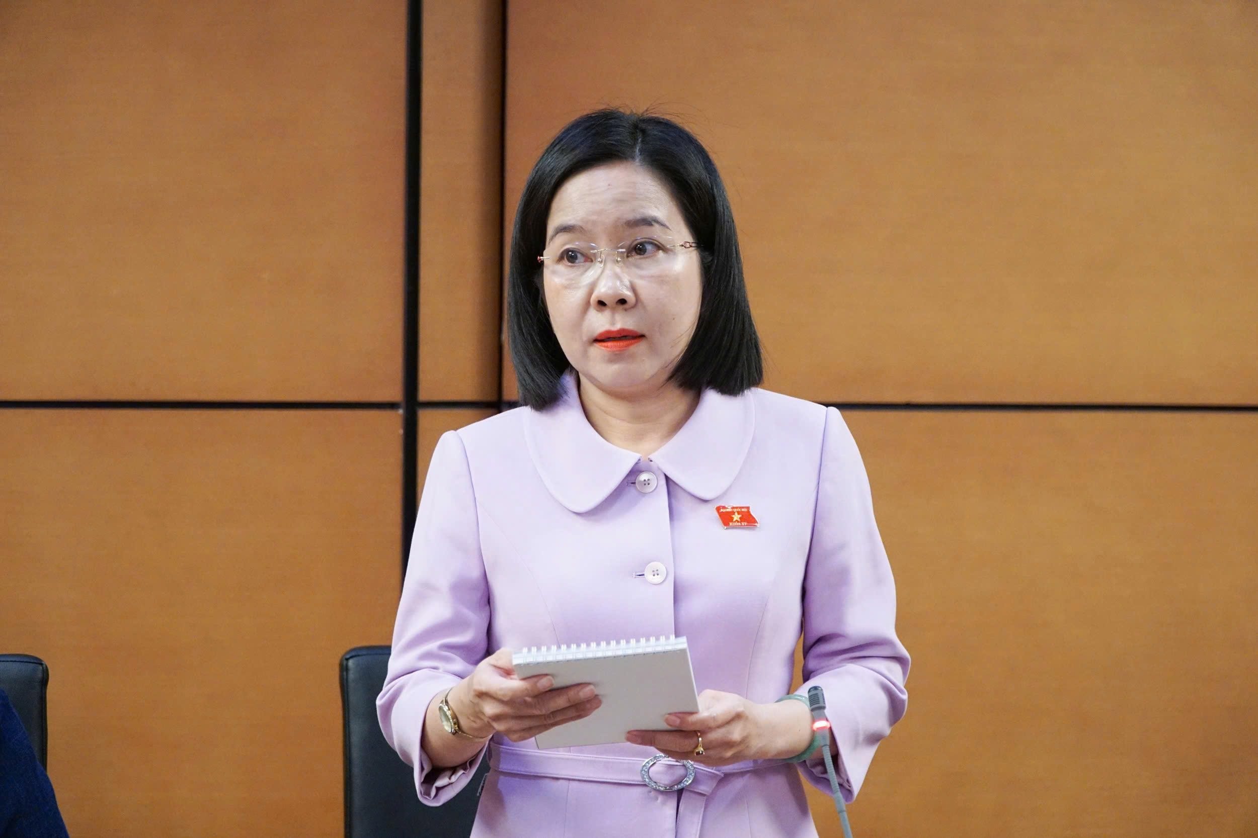 Promluvil delegát Národního shromáždění Ha Hong Hanh (Khanh Hoa).
