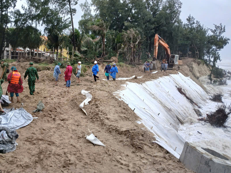 Da Nang reagiert dringend auf schwere Erdrutsche am Strand von An Bang – Foto 1. Đà Nẵng khẩn trương ứng cứu bờ biển An Bàng bị sạt lở nghiêm trọng- Ảnh 1.
