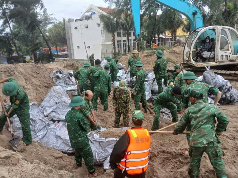 Da Nang reagiert dringend auf schwere Erdrutsche am Strand von An Bang – Foto 2. Đà Nẵng khẩn trương ứng cứu bờ biển An Bàng bị sạt lở nghiêm trọng- Ảnh 2.