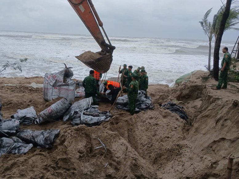 Da Nang reagiert dringend auf schwere Erdrutsche am Strand von An Bang – Foto 3. Đà Nẵng khẩn trương ứng cứu bờ biển An Bàng bị sạt lở nghiêm trọng- Ảnh 3.
