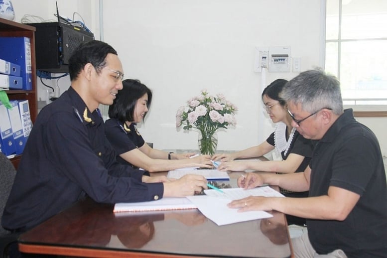Het perfectioneren van het douanebeleid volgens de gedachte ‘service – gezelschap’ - Foto 1. Hoàn thiện chính sách hải quan theo tư duy