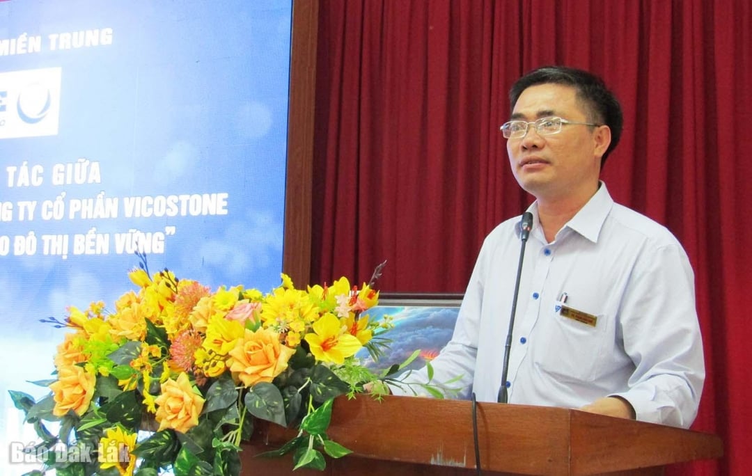 Herr Phan Van Hue, rektor för Central University of Construction, talade vid ceremonin.