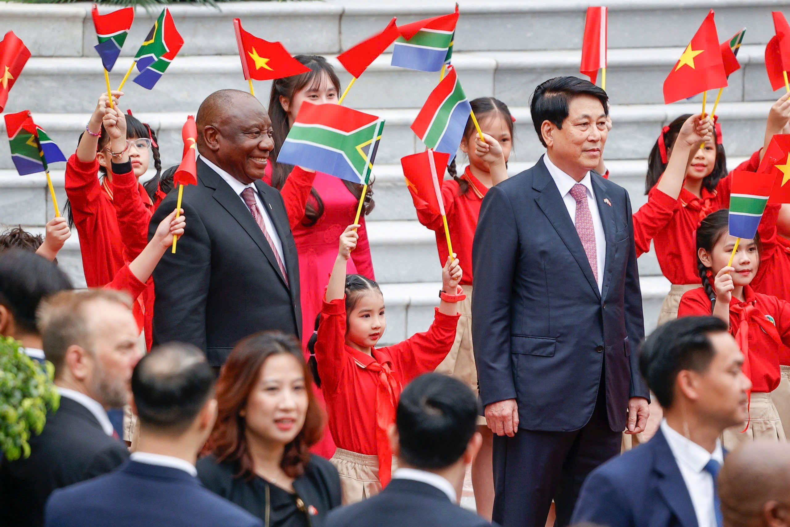 Chủ tịch nước Lương Cường chủ trì lễ đón Tổng thống Nam Phi Matamela Cyril Ramaphosa- Ảnh 1.