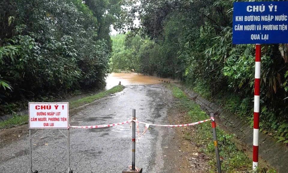 ຢູ່​ເຂດ​ປະສົບ​ໄພ​ນ້ຳ​ຖ້ວມ, ອຳນາດ​ການ​ປົກຄອງ​ທ້ອງ​ຖິ່ນ​ໄດ້​ຕັ້ງ​ສິ່ງ​ກີດຂວາງ ​ແລະ ວາງ​ປ້າຍ​ເຕືອນ​ໄພ​ເພື່ອ​ປ້ອງ​ກັນ​ບໍ່​ໃຫ້​ປະຊາຊົນ​ຜ່ານ​ໄປ, ຮັບປະກັນ​ຄວາມ​ປອດ​ໄພ - ພາບ: ປະກອບ.