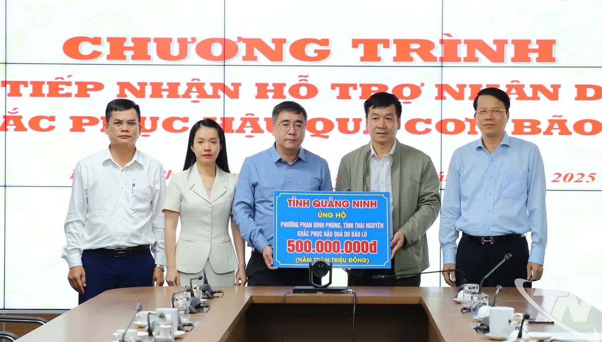 Quang Ninh ili çalışma heyeti, Phan Dinh Phung bölgesinin sel felaketinin sonuçlarının üstesinden gelmesine destek olmak amacıyla sembolik olarak 500 milyon VND bağışta bulundu.