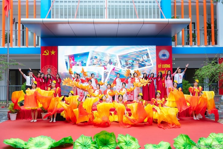 Viet Hung Ward satte upp en skylt vid skolan för att välkomna framgången med den 18:e stadspartikongressen - Foto 1. Phường Việt Hưng gắn biển công trình trường học chào mừng thành công Đại hội XVIII Đảng bộ Thành phố- Ảnh 1.